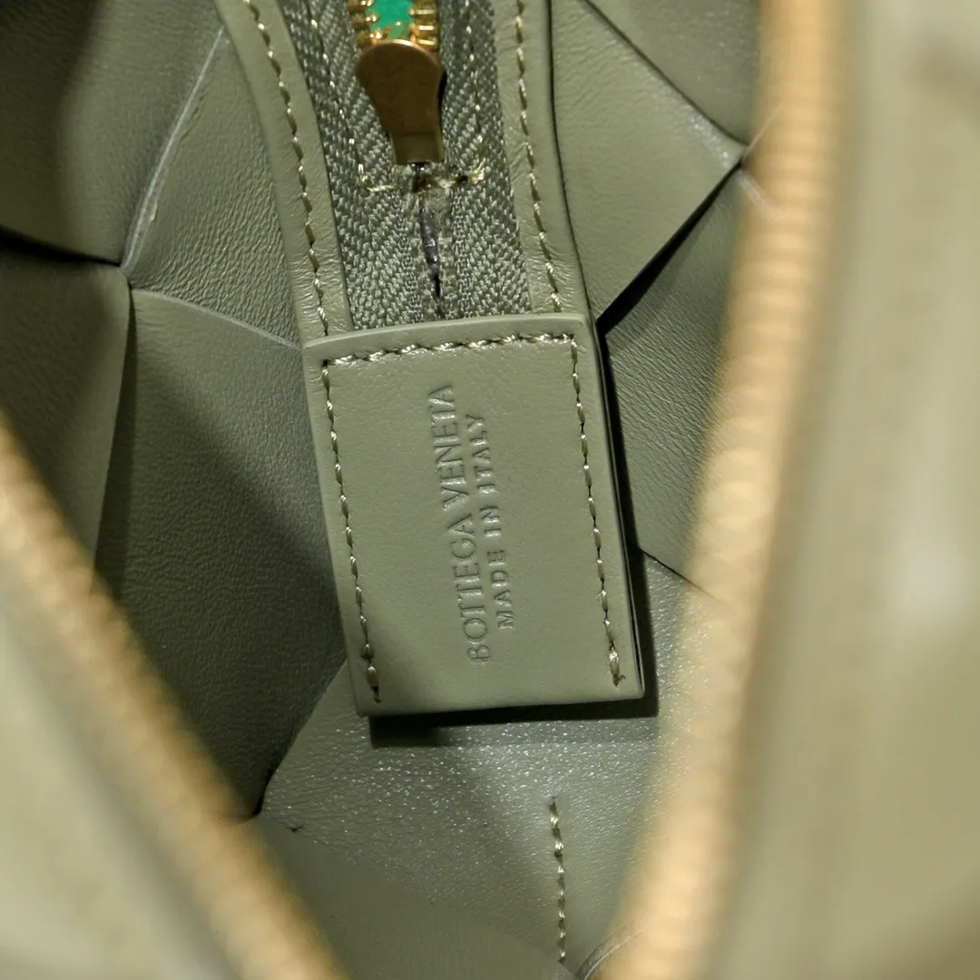 Batch 1360 #BV New Cassette camera bag📷Classic sheepskin woven material, matte texture, soft and delicate, high-end fashionable and unobtrusive. Clever handwork makes its structure very three-dimensional, so it also brings a large capacity, the bag body is very simple and attractive, giving everyone a fashionable and interesting visual experience. Zipper opening and closing, practical, lightweight when carried on the body, and the upper body has an American feel and is a bit playful and cute [Hey ha] Size: 22*14x10, model: 6600#